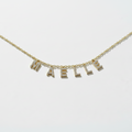 Collier lettres strass droit sur fond blanc
