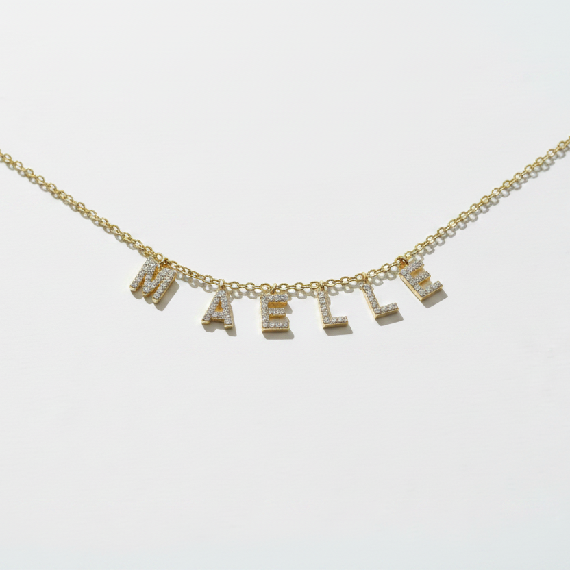 Collier lettres strass droit sur fond blanc