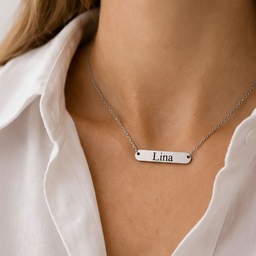 Collier Lina porté gravure noire