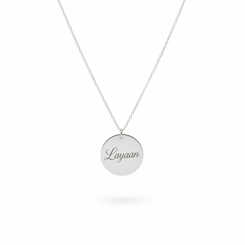 Collier médaillon Layaan argenté fond blanc