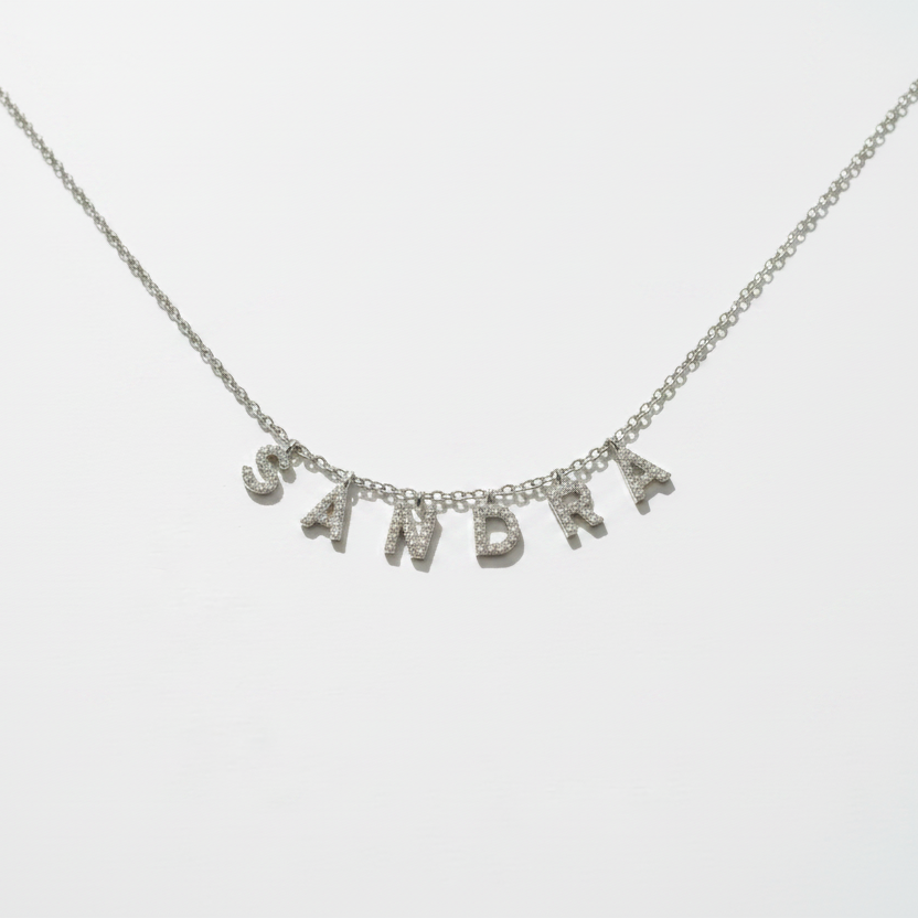 Collier Sandra argent sur fond blanc